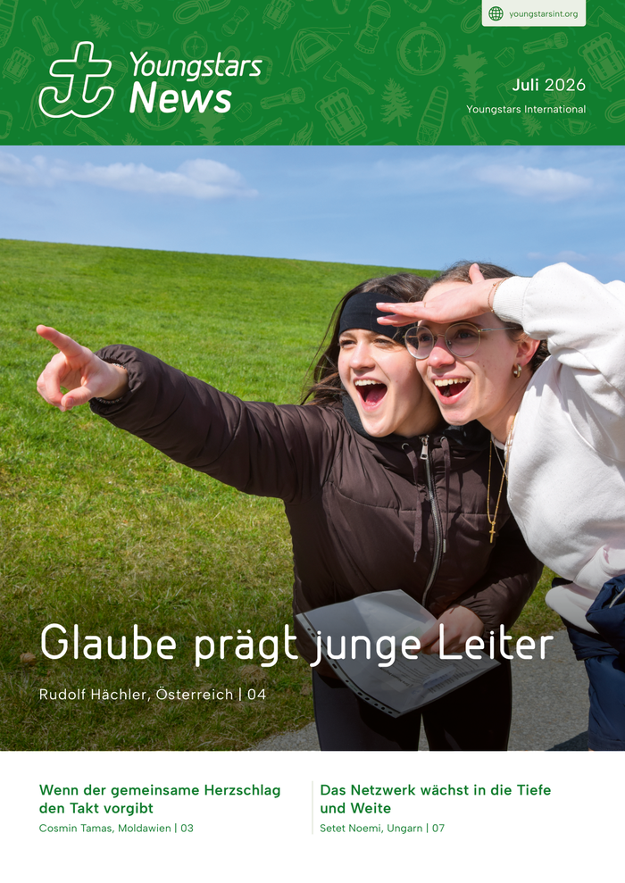 Cover der YI News 07/2026: Zwei lachende Jungscharleiterinnen zeigen in die Ferne