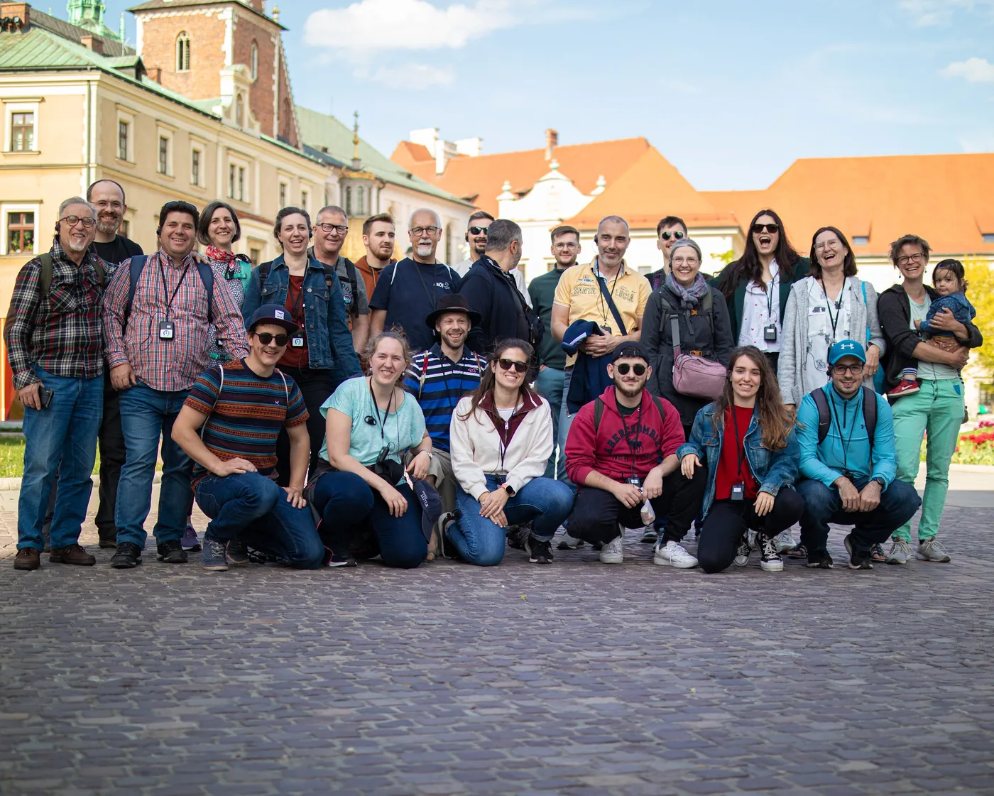 Grosses Gruppenfoto der ganzen Delegation auf dem Marktplatz in Krakau