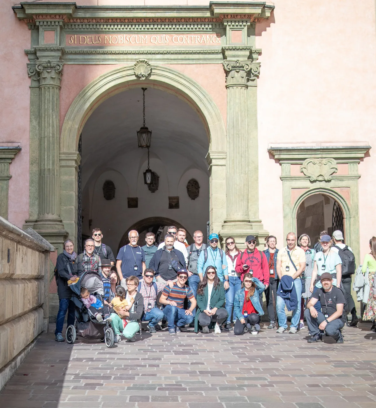 Gruppenfoto der Delegation im Wawel-Torbogen mit der Inschrift «Si Deus nobiscum quis contra nos»