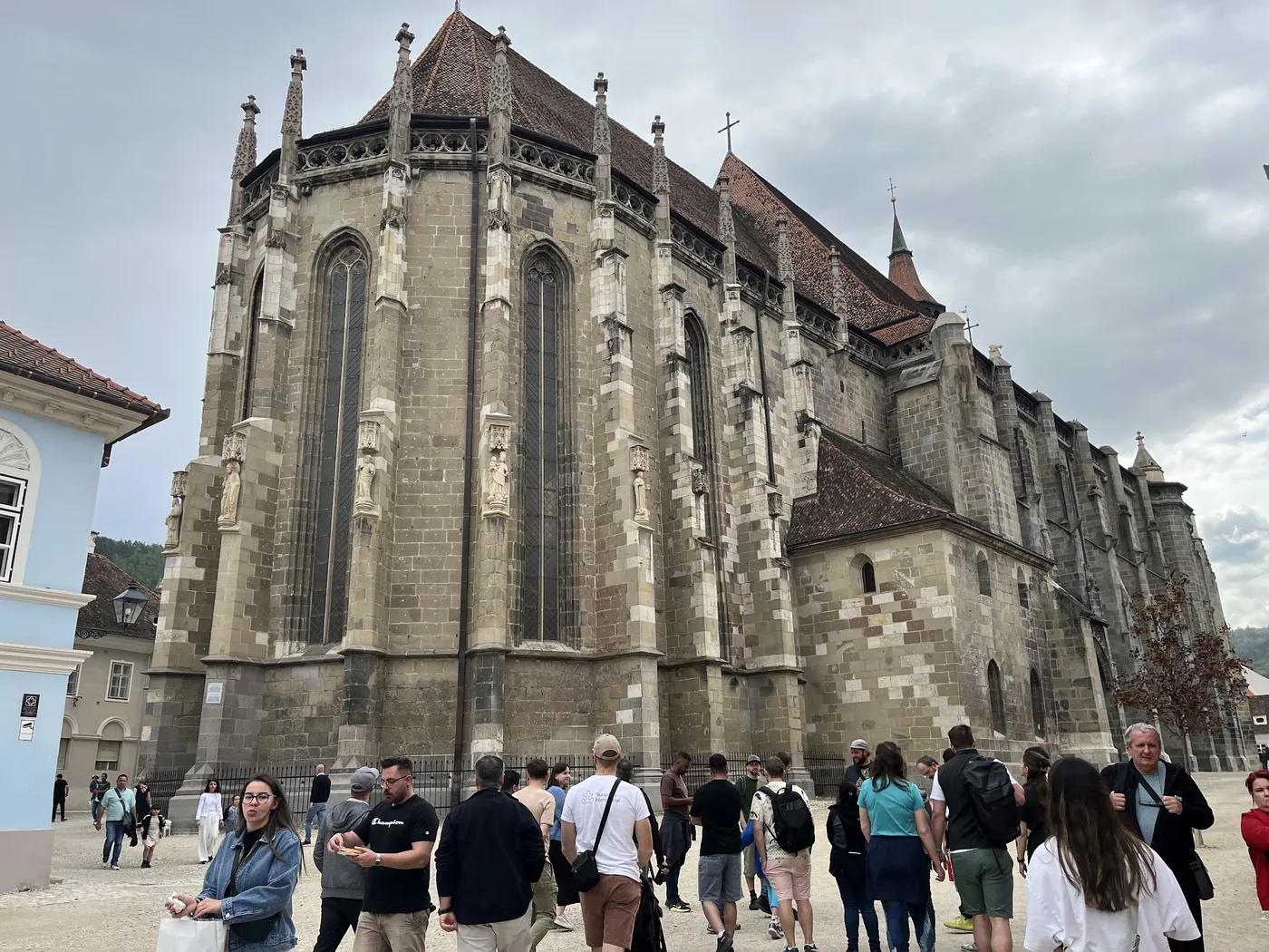 Die Gruppe vor der Schwarzen Kirche in Brasov, gotische Fassade füllt das Bild