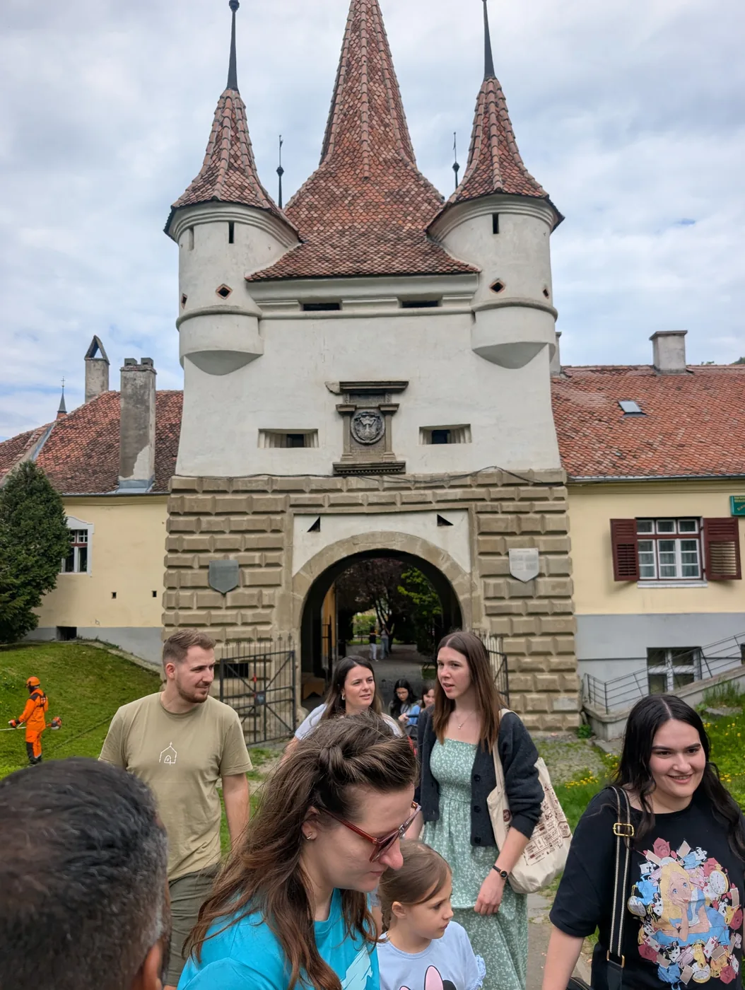 Gruppe vor dem Katherinentor in Brasov beim Stadtausflug