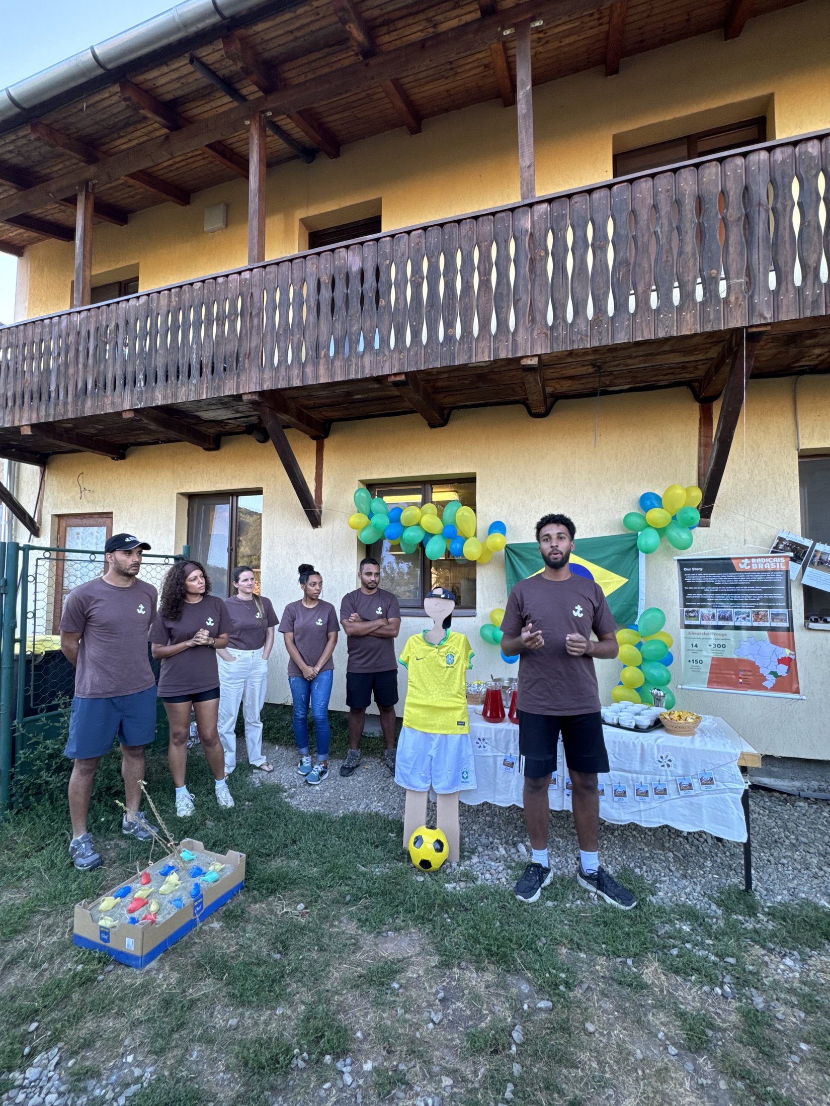 Das Radicais-Team stellt am letzten Tag der Schulung die Arbeit in Brasilien vor.