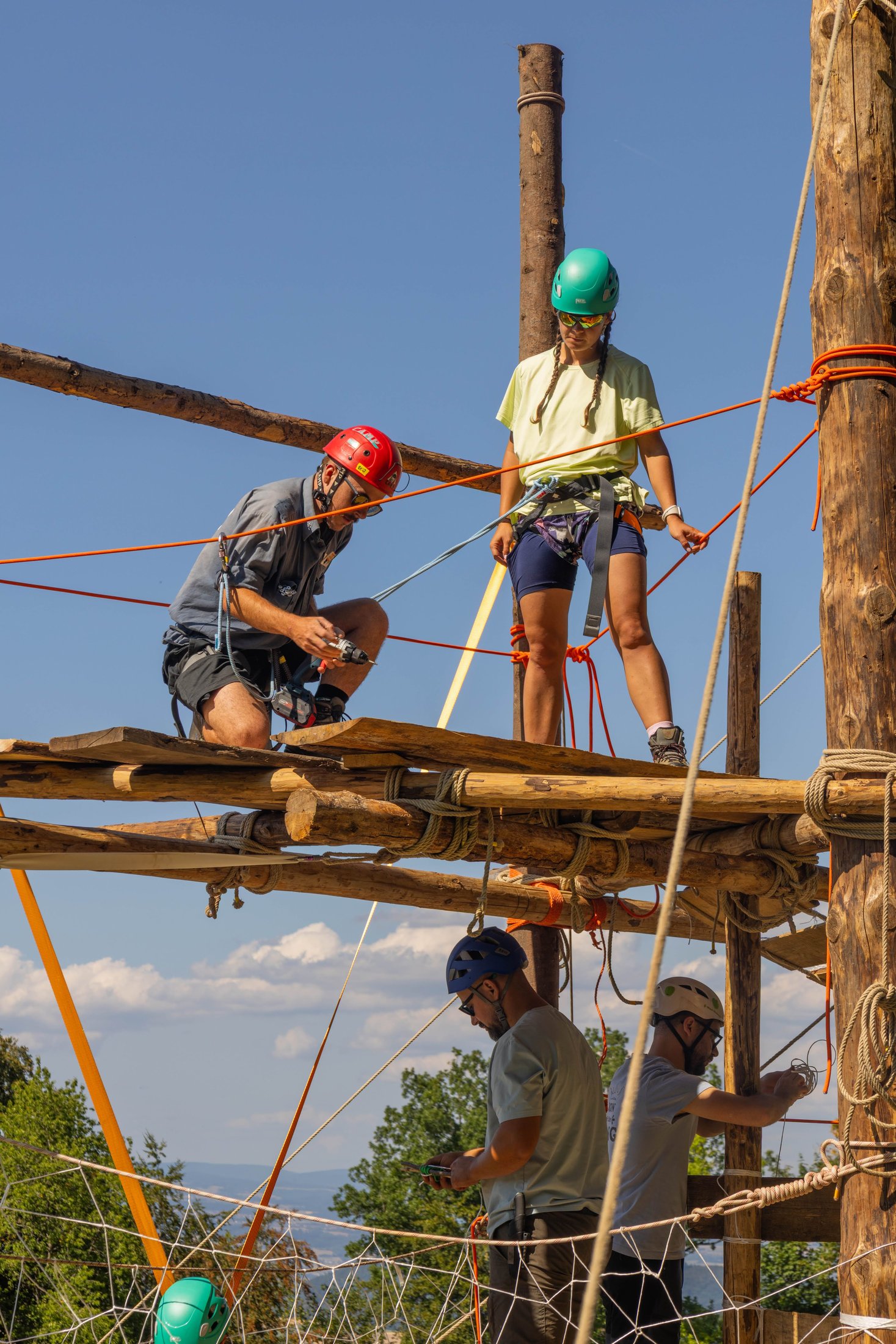 Pioniertechnik auf dem Benkerjoch: Ein Holzturm entsteht in gemeinsamer Arbeit.