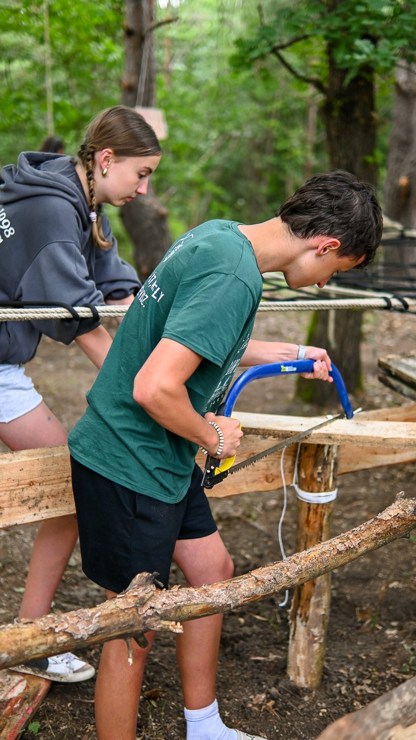 Pionierarbeit im Basiskurs: sägen und bauen im Wald.